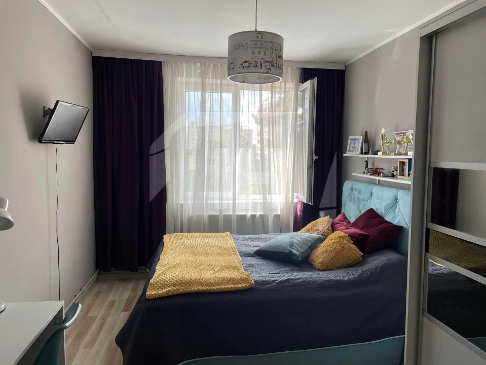 Apartament cu 3 camere decomandat, zona Hotel Royal