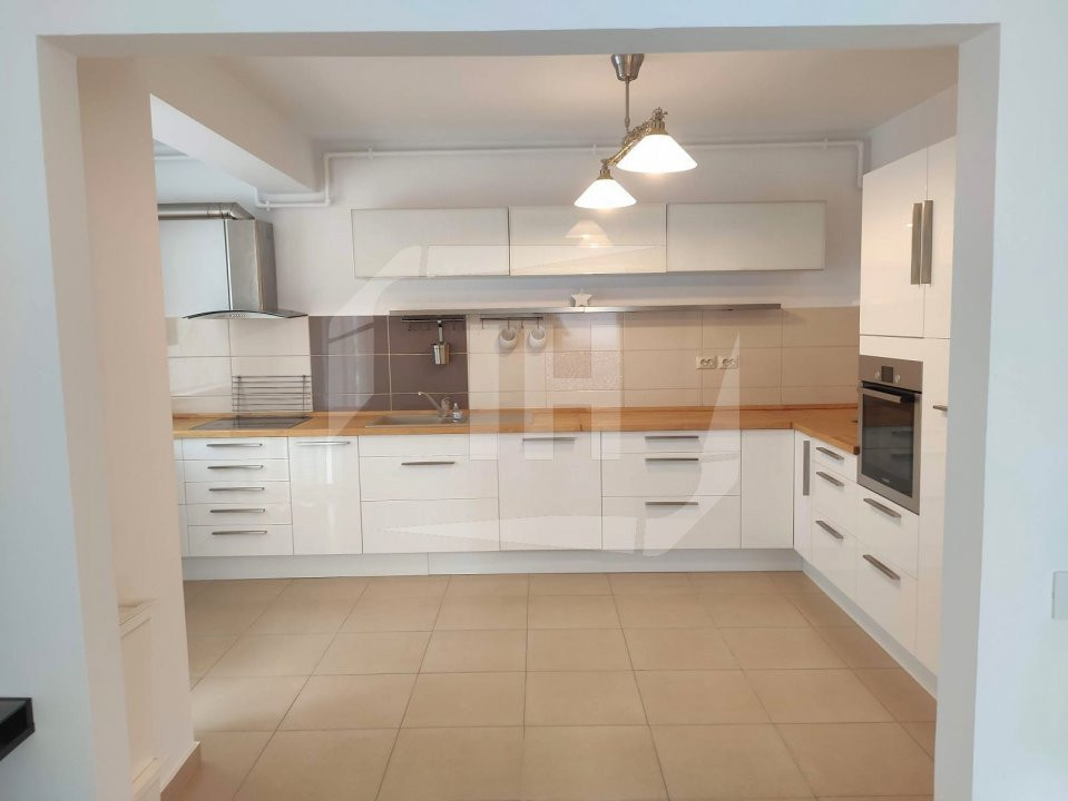 Apartament 3 camere,, etajul 1, garaj, cartier Buna Ziua