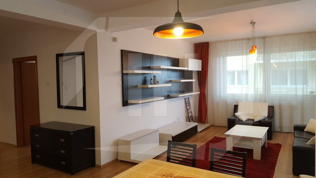 Apartament cu 3 camere, terasa de 24 mp, parcare, zona Andrei Muresanu