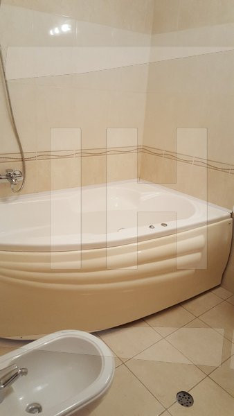 Apartament cu 3 camere, terasa de 24 mp, parcare, zona Andrei Muresanu