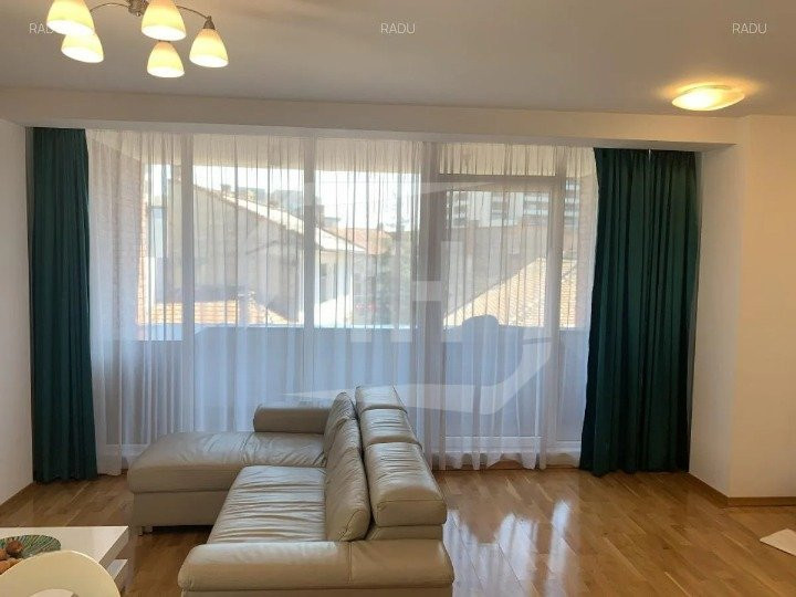 Apartament 3 camere, semidecomandat, parcare, in Centru