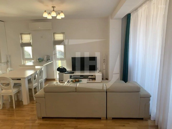 Apartament 3 camere, semidecomandat, parcare, in Centru