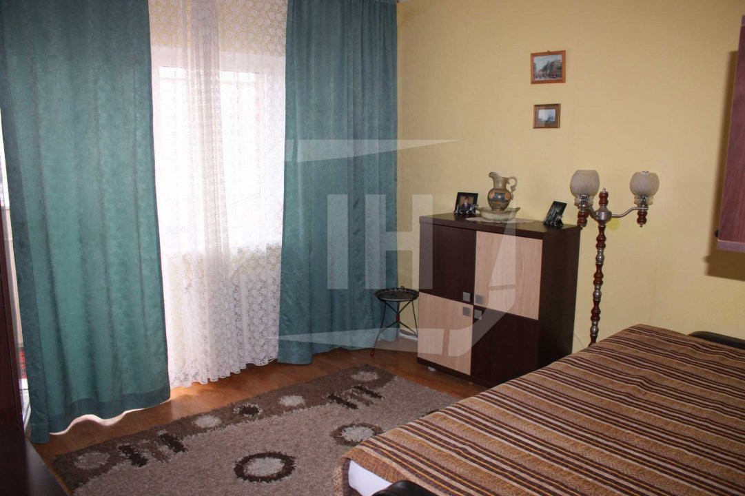 Apartament cu 4 camere, decomandat, zona strazii Bucuresti