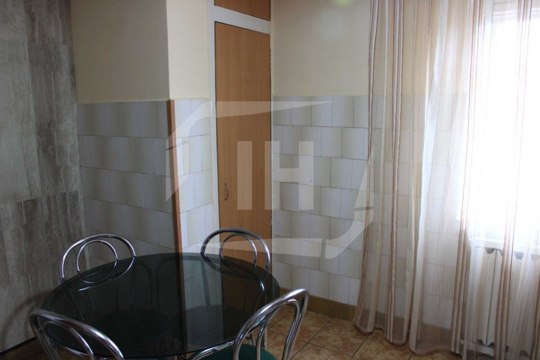 Apartament cu 4 camere, decomandat, zona strazii Bucuresti