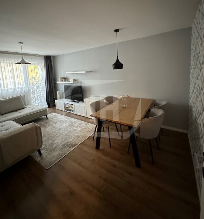 Apartament renovat cu 3 camere decomandat, zona Gruia