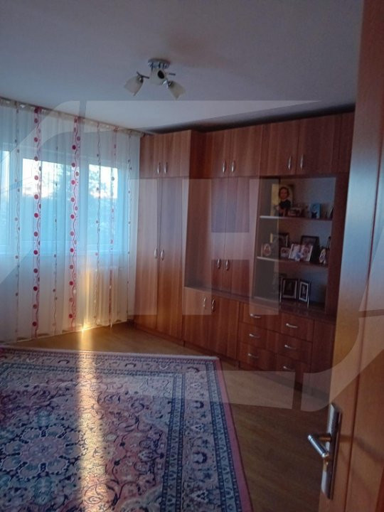 Apartament 2 camere decomandat, etaj intermediar, zona Izlazului