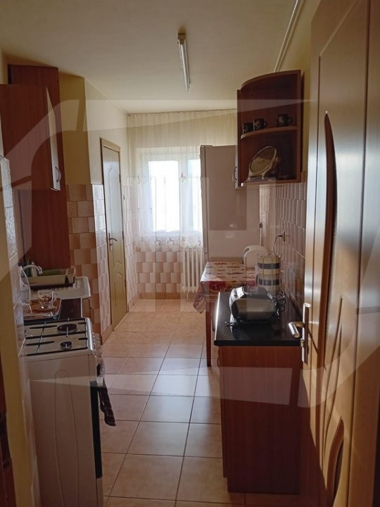 Apartament 2 camere decomandat, etaj intermediar, zona Izlazului