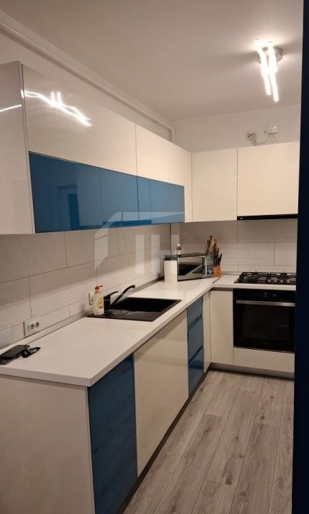 Apartament cu 3 camere, etaj intermediar, parcare