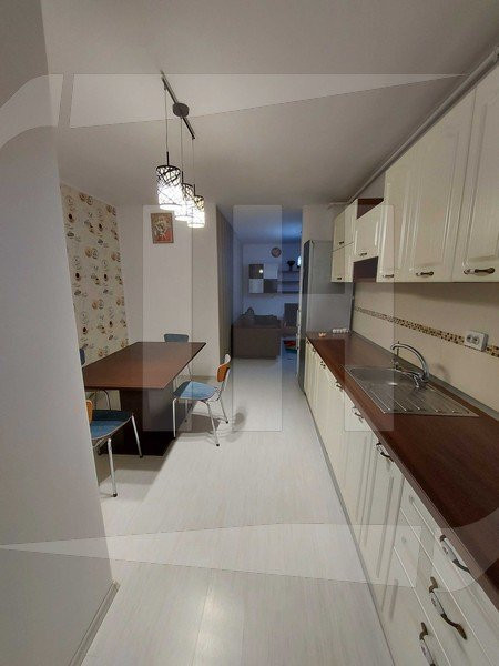 Apartament 3 camere, etaj intermediar, 2 parcari, zona Vivo