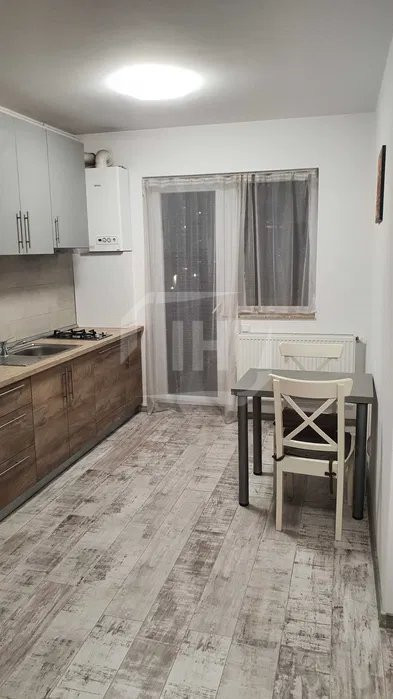 Apartament 2 camere, semidecomandat, parcare, zona Vivo