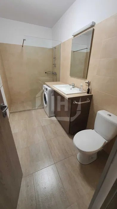 Apartament 2 camere, semidecomandat, parcare, zona Vivo