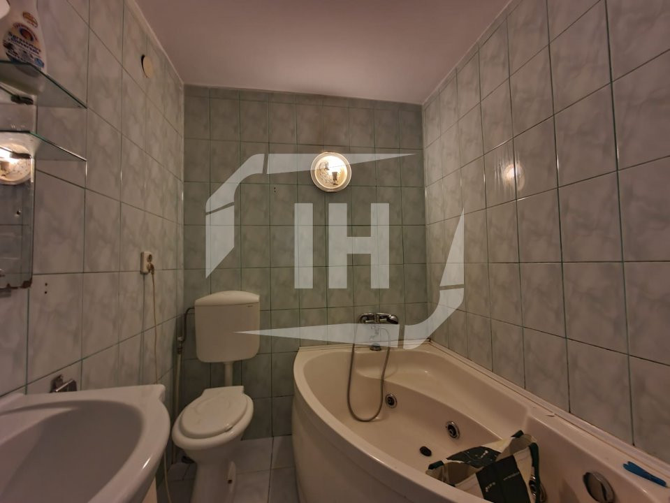 Apartament cu 3 camere, decomandat, zona Iulius Mall